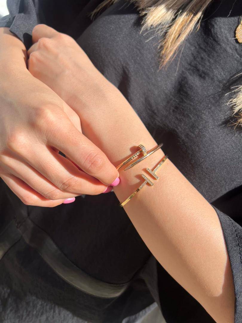 T Fashion Dimod Bracelet worn on a wrist, showcasing elegant design and fine zirconia accents.