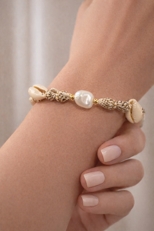 Minimal Pearl and Gold Bracelet