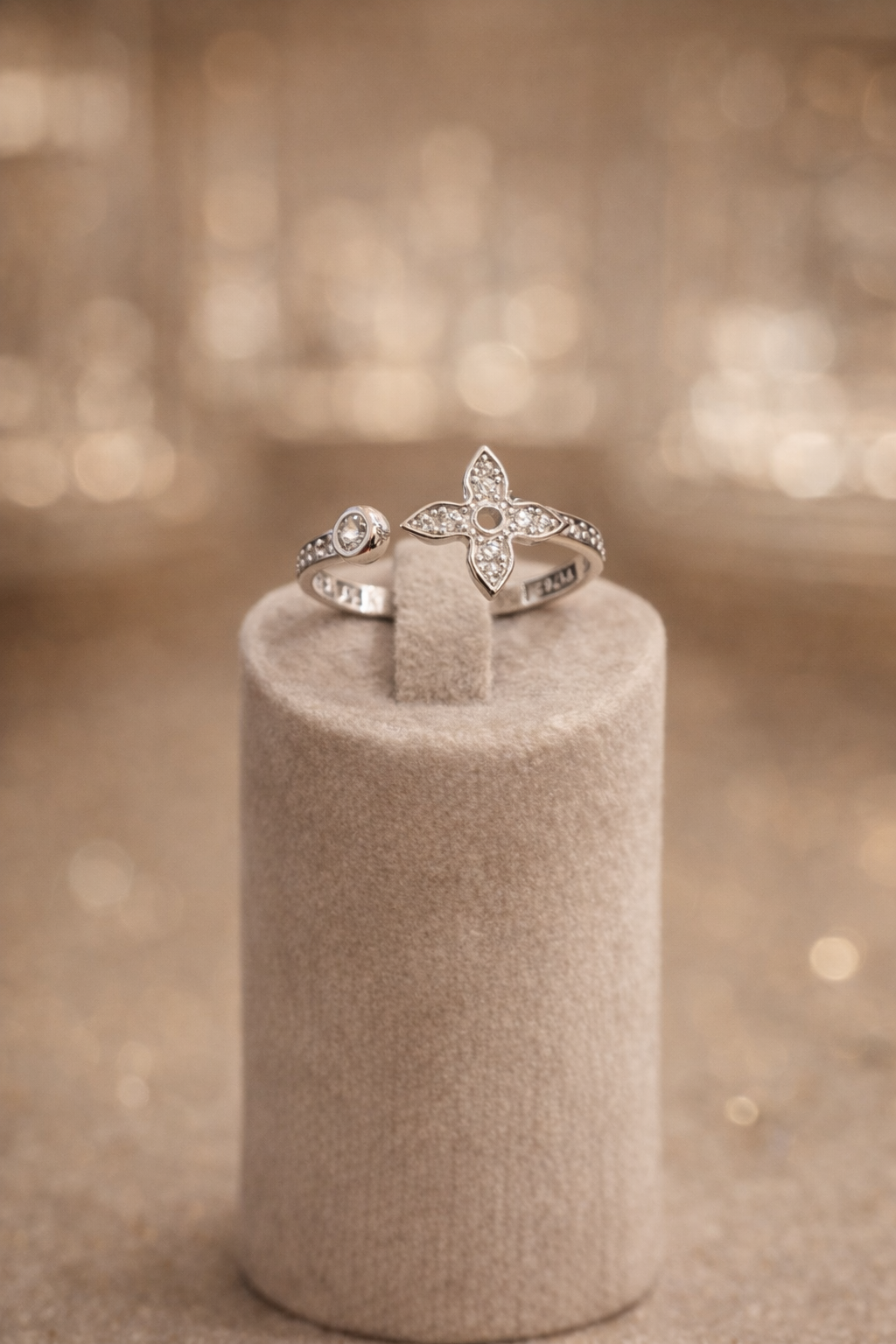 18K White Gold LV Design Ring