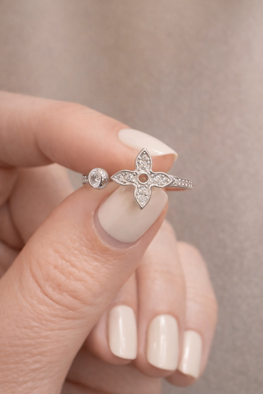 18K White Gold LV Design Ring