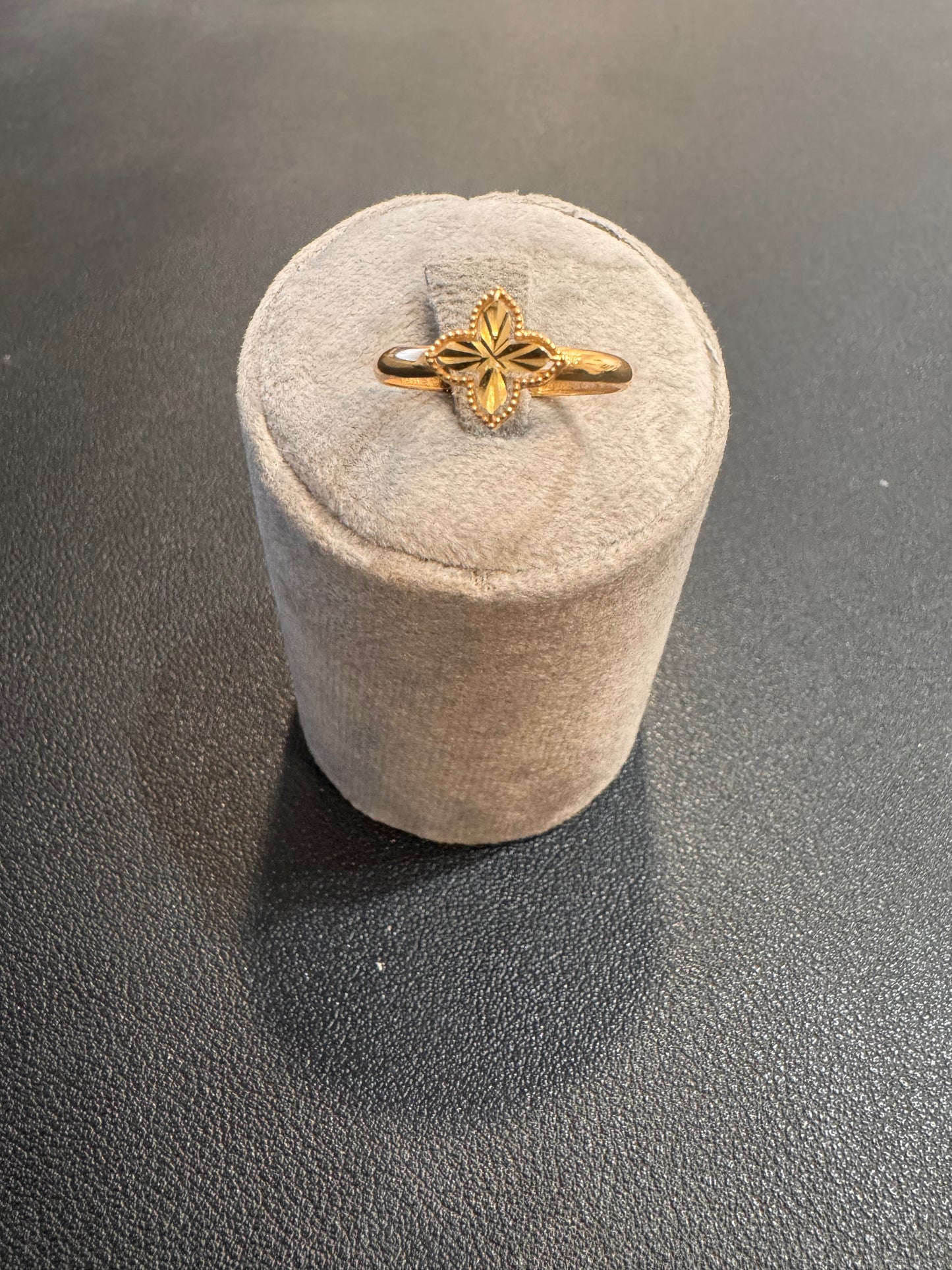 Minimal Roberto Gold Ring