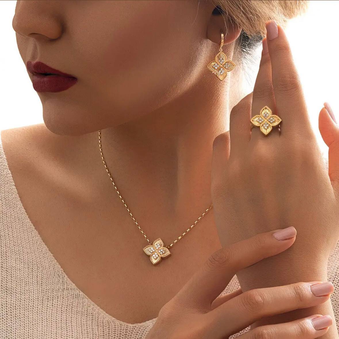 Gold Flower Pendant Necklace