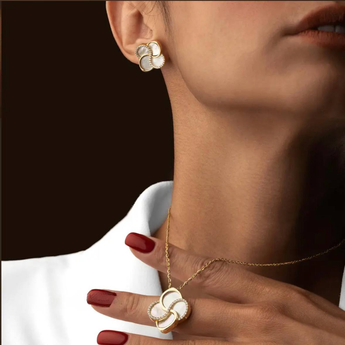Gold White Mother of Pearl Interlocking Pendant Necklace