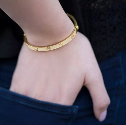 Gold Screw Motif Bangle